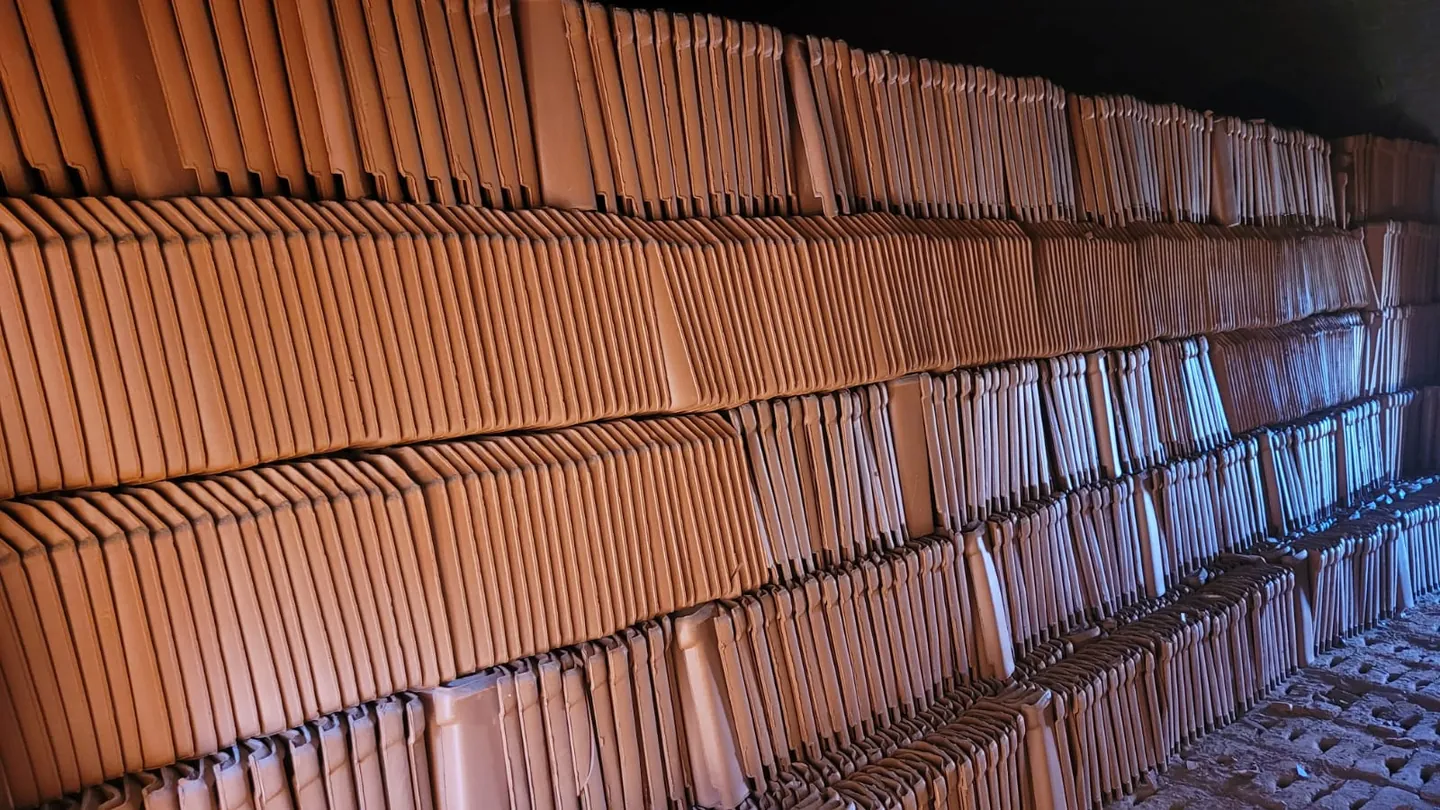 Interior do forno com telhas cerâmicas empilhadas