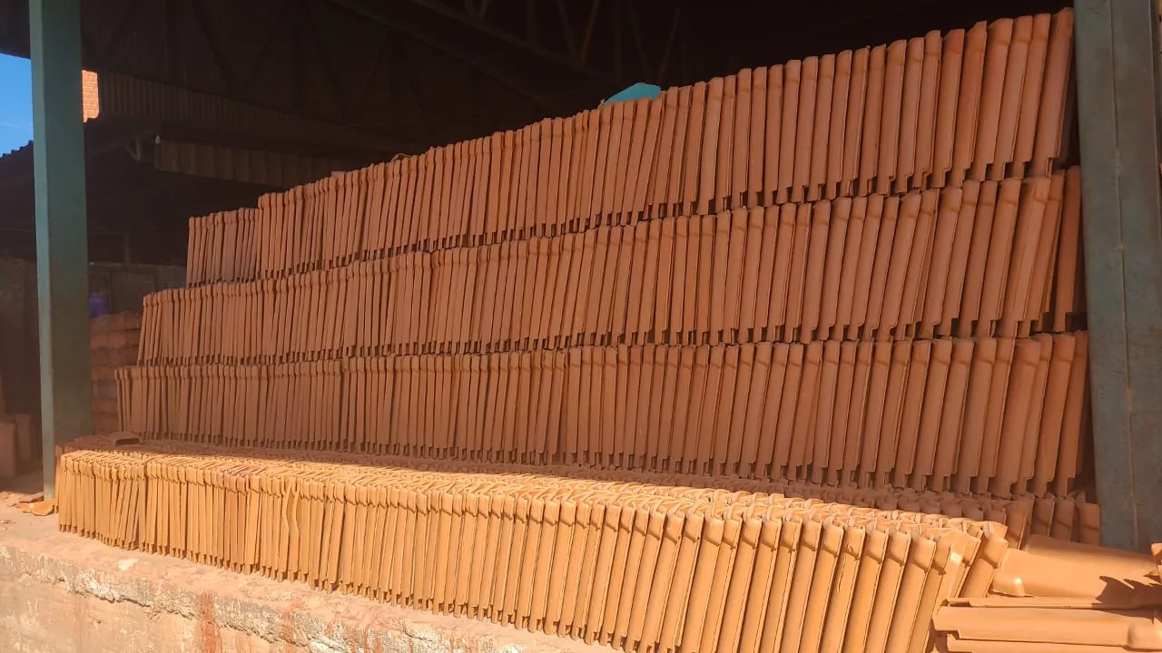 Pilha de telhas cerâmicas secas na fábrica