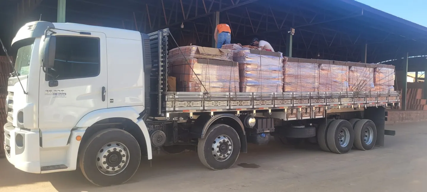 Caminhão carregado de telhas cerâmicas saindo da fábrica